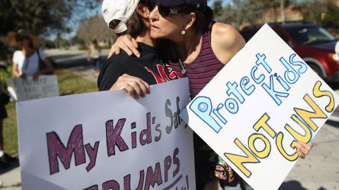 Debby Stout (i), cuya hija estaba en Marjory Stoneman Douglas High School cuando 17 personas fueron asesinadas, es abrazada por Lori Feldman durante una protesta contra las armas.