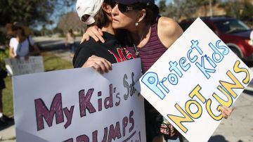 Debby Stout (i), cuya hija estaba en Marjory Stoneman Douglas High School cuando 17 personas fueron asesinadas, es abrazada por Lori Feldman durante una protesta contra las armas.