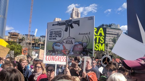 Decenas de personas se dieron cita en Pershing Square, en el centro de Los Angeles, para protestar en contra de las armas de fuego. (Jacqueline Garcia)