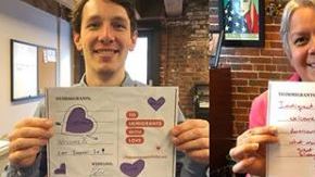 Integrantes de Project Citizenship, organización que se dedica a ayudar a residentes a convertirse en ciudadadnos, muestran sus cartas de amor.
