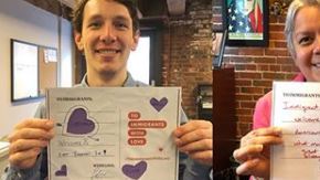 Integrantes de Project Citizenship, organización que se dedica a ayudar a residentes a convertirse en ciudadadnos, muestran sus cartas de amor.