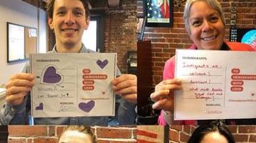 Integrantes de Project Citizenship, organización que se dedica a ayudar a residentes a convertirse en ciudadadnos, muestran sus cartas de amor.