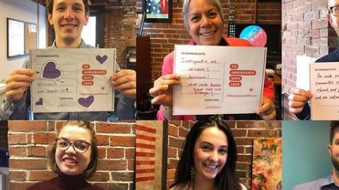 Integrantes de Project Citizenship, organización que se dedica a ayudar a residentes a convertirse en ciudadadnos, muestran sus cartas de amor.