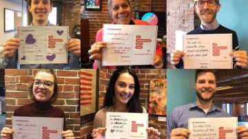 Integrantes de Project Citizenship, organización que se dedica a ayudar a residentes a convertirse en ciudadadnos, muestran sus cartas de amor.