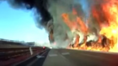 El fuego se propagó en la autopista.