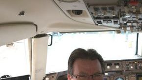 El piloto Jim Moorey voló hasta San Francisco para devolverle las alianas perdidas a Brit Morin.