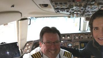 El piloto Jim Moorey voló hasta San Francisco para devolverle las alianas perdidas a Brit Morin.