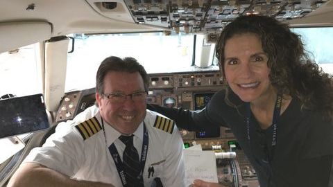 El piloto Jim Moorey voló hasta San Francisco para devolverle las alianas perdidas a Brit Morin.