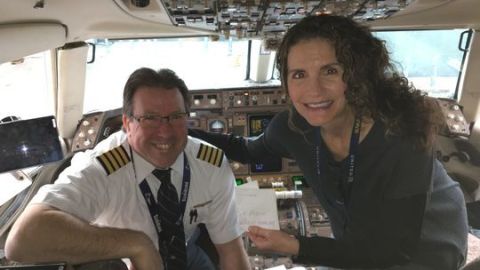 El piloto Jim Moorey voló hasta San Francisco para devolverle las alianas perdidas a Brit Morin.