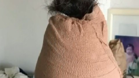 La víctima, a la izquierda, después de presuntamente ser golpeada por el sospechoso, a la derecha.