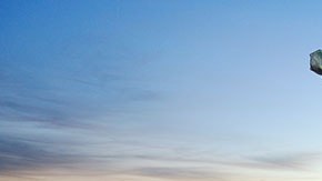 Cuando baja el sol, el malecón se llena de familias y los restaurantes atraen con el aroma a pescado y marisco fresco.