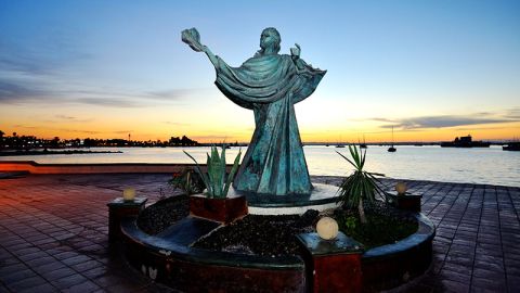 Cuando baja el sol, el malecón se llena de familias y los restaurantes atraen con el aroma a pescado y marisco fresco.
