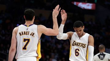 Cavaliers obtiene a dos jugadores jóvenes que podrán dar más apoyo a LeBron James.