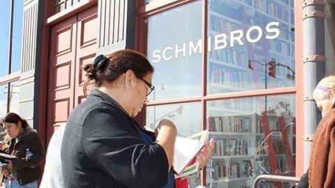 Angelinos exploran la colección móvil.
