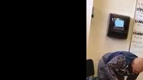 Maestro azota alumno latino