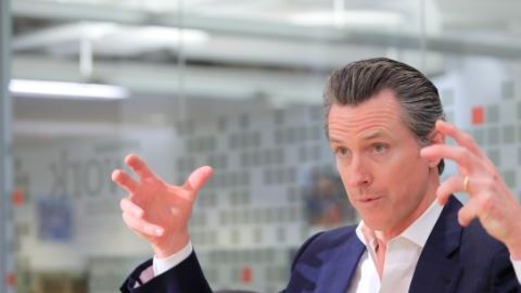 Gavin Newsom, exalcalde de San Francisco, vice gobernador y aspirante a gobernador de California durante su entrevista con La Opinion (Foto: Alvaro Corzo)