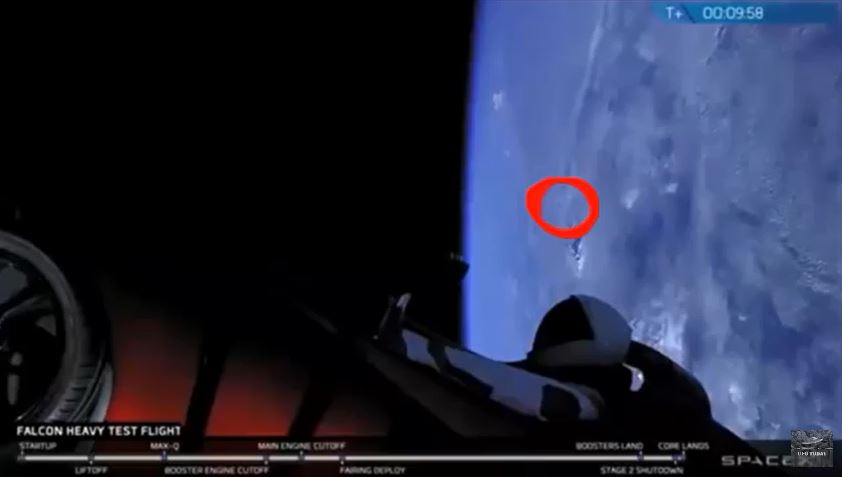 En el video se alcanza a ver un pequeño punto volando sobre la Tierra.