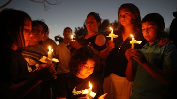 Dolientes reunidos en el servicio conmemorativo para las víctimas del tiroteo en Parkland