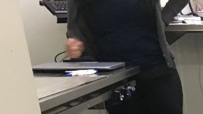 El agente Luis Galeana acaricia a Puskas en la oficina veterinaria.