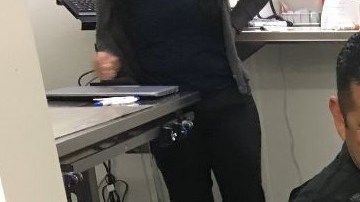 El agente Luis Galeana acaricia a Puskas en la oficina veterinaria.