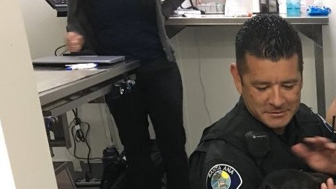 El agente Luis Galeana acaricia a Puskas en la oficina veterinaria.