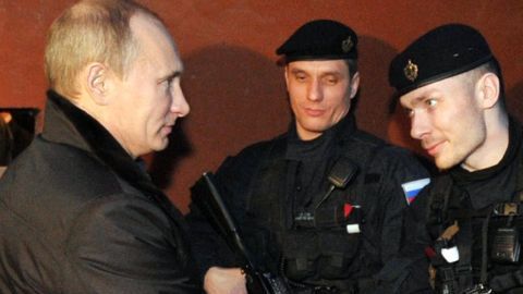 El presidente Vladimir Putin se reunió con las fuerzas especiales del FSB en Chechenia en 2011.