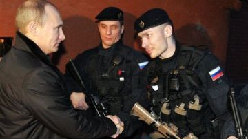 El presidente Vladimir Putin se reunió con las fuerzas especiales del FSB en Chechenia en 2011.