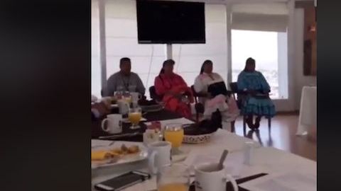 Los indígenas solo miraban  comer a los legisladores. Foto Especial