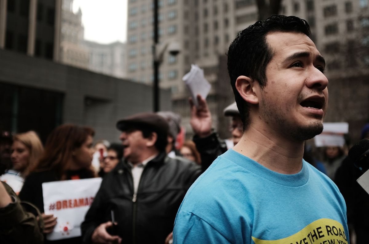 Ricardo Aca, un beneficiario de DACA que trabajó en Trump Tower en Nueva York, se manifiesta en defensa de los inmigrantes indocumentados. 