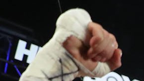 El júbilo del campeón Srisaket Sor Rungvisai contrasta con la decepción del mexicano Juan Francisco Estrada al escucharse el fallo favorable al peleador tailandés en Inglewood, California.