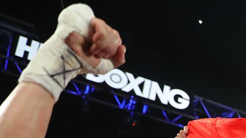 El júbilo del campeón Srisaket Sor Rungvisai contrasta con la decepción del mexicano Juan Francisco Estrada al escucharse el fallo favorable al peleador tailandés en Inglewood, California.
