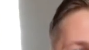 Este hombre se divorcia después de tres años y decide celebrarlo con un pastel.