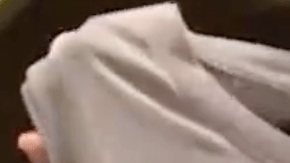 Se le prohibe la entrada al gimnasio por su vestimenta.