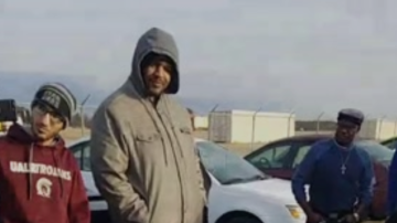 Trenton, padre soltero de 21 años recibe un regalo de sus compañeros de trabajo, un coche.
