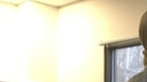 Tondaleya Bagby, operadora del 911, ayuda a una madre a alimentar a sus hijos.