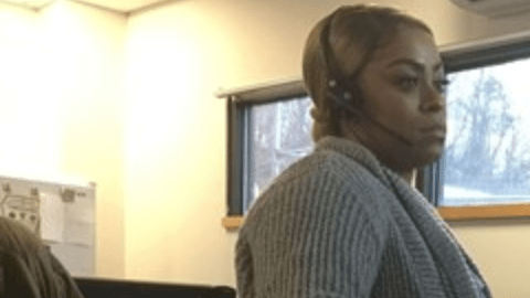 Tondaleya Bagby, operadora del 911, ayuda a una madre a alimentar a sus hijos.