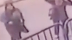 Un policía consigue atrapara a un bebé que cae del balcón.