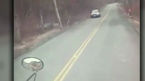Una madre y su hija casi son arrolladas por un conductor imprudente.