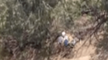 Mensaje de ayuda escrito por una pareja perdida en una isla.