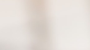 Una familia latina, reflejada en el parabrisas de una patrulla.