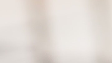 Una familia latina, reflejada en el parabrisas de una patrulla.