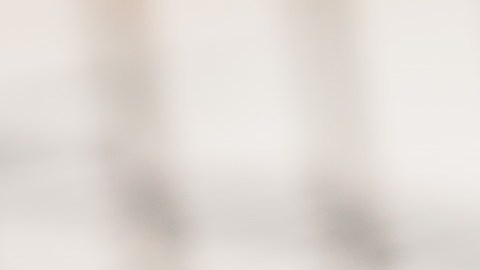 Una familia latina, reflejada en el parabrisas de una patrulla.