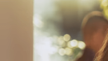 Shannon de Lima y Pipe Bueno en el vídeo musical "Aguardiente".