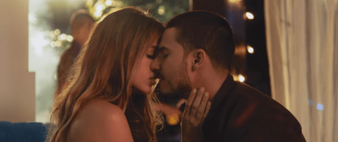 Shannon de Lima y Pipe Bueno en el vídeo musical "Aguardiente".