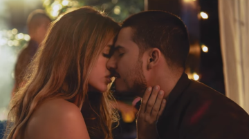 Shannon de Lima y Pipe Bueno en el vídeo musical "Aguardiente".