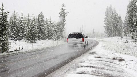 Conducir en la nieve ya es de por sí complicado.