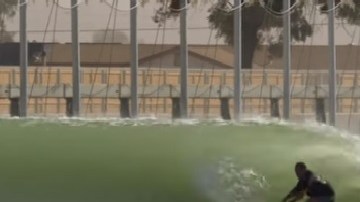Las olas artificiales alcanzan hasta 1.5 metros de altura
