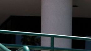 Los parquimetros resaltan por su color.