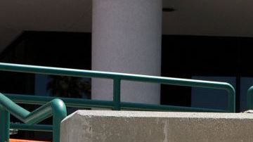 Los parquimetros resaltan por su color.