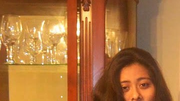 Neófita, de 47 años, acompañada de sus hijos, poco antes de ser deportada.